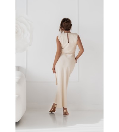 Une robe élégante de couleur crème