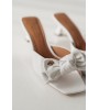 Witte leren hakken met bandjes