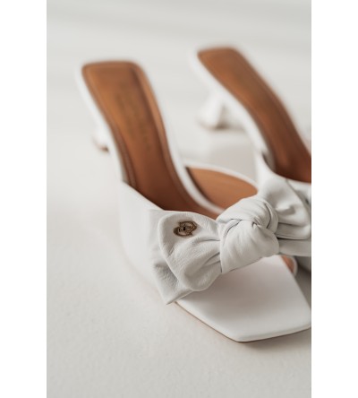 Sandali bianchi con tacco in pelle