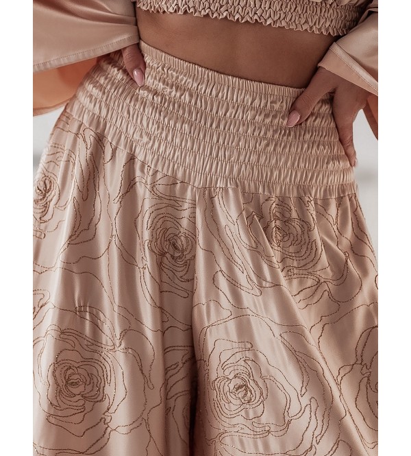 Pantalones anchos de color melocotón con rosas bordadas