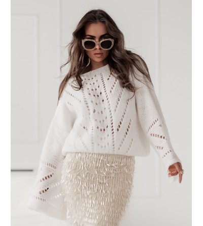 Weißer Pullover mit ausgestellten Ärmeln