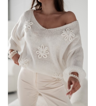 Weißer Pullover mit Kristallen