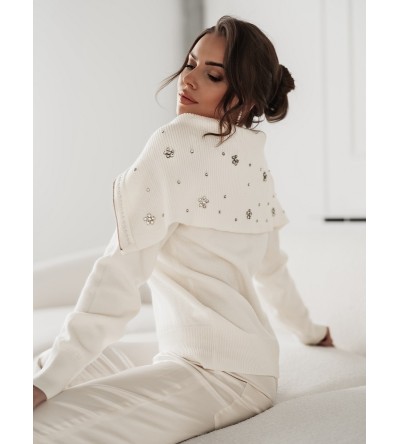 Weißer Rollkragenpullover mit Knöpfen und Kristallen