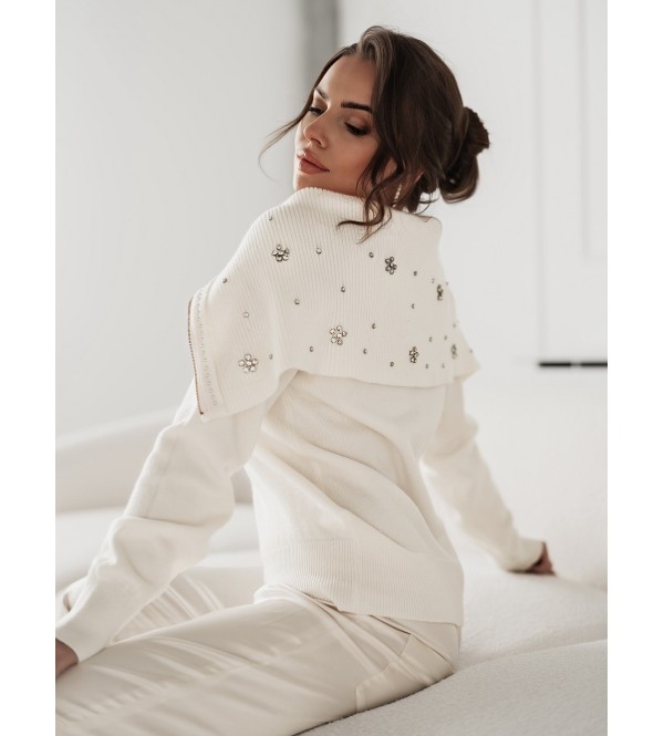 Pull blanc à col roulé boutonné avec cristaux