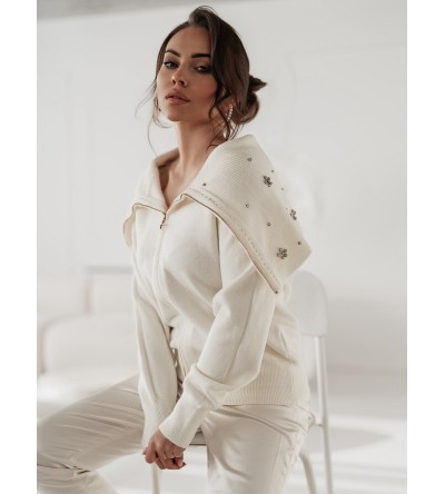 Pull blanc à col roulé boutonné avec cristaux