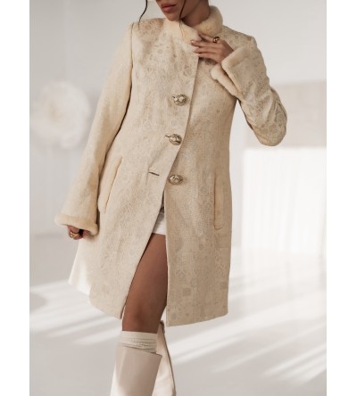 Elegante abrigo color crema con piel